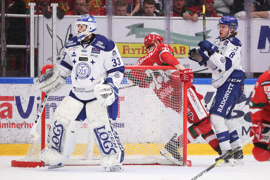 Leksands målvakt Axel Brage och Filip Johansson mot Marek