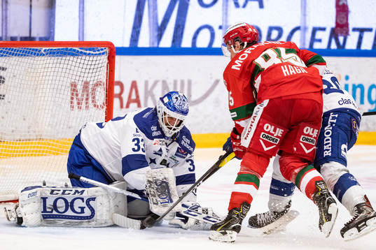 Leksands målvakt Axel Brage och Moras Michael Haga och