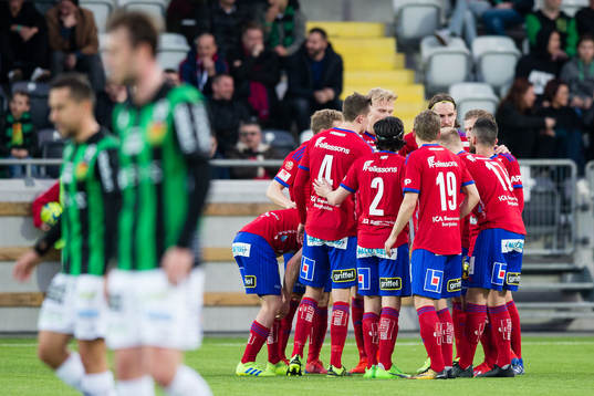 Östers Mattias Pavic jublar med lagkamrater efter 0-1