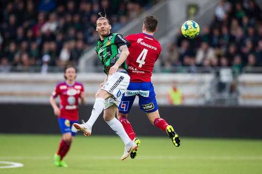 GAIS Karl Bohm i nickduell med Östers Fredrik Lundgren