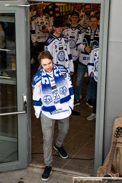 Leksands August Berg  firar vid Tegera Arena dagen
