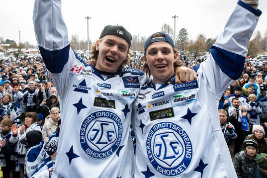 Leksands Filip Johansson och Marcus Karlberg     firar vid