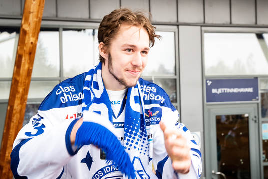 Leksands August Berg  firar vid Tegera Arena dagen