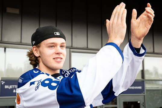 Leksands Filip Johansson  firar vid Tegera Arena dagen
