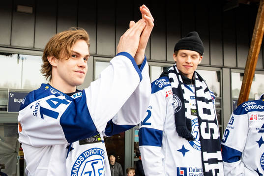 Leksands Oskar Lang  firar vid Tegera Arena dagen