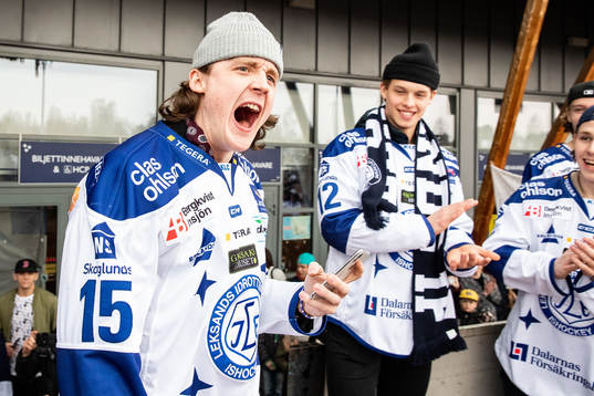 Leksands Johan Porsberger  firar vid Tegera Arena dagen