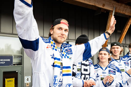 Leksands Daniel Gunnarsson  firar vid Tegera Arena dagen