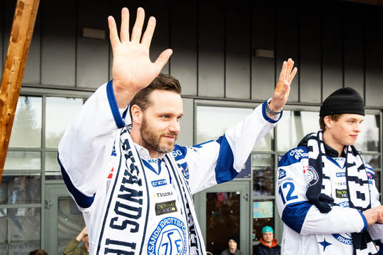 Leksands Jesper Ollas  firar vid Tegera Arena dagen