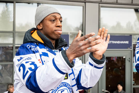 Leksands Hugo Enock  firar vid Tegera Arena dagen