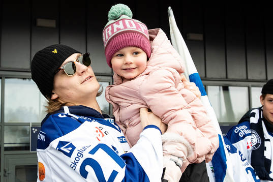 Leksands Anton Karlsson med dotter firar vid Tegera Arena