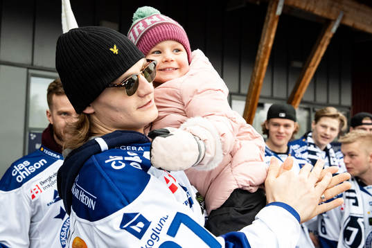 Leksands Anton Karlsson med dotter firar vid Tegera Arena