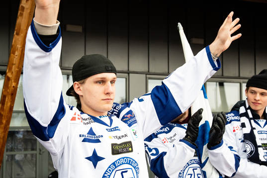Leksands Dennis Finn Olsson  firar vid Tegera Arena dagen