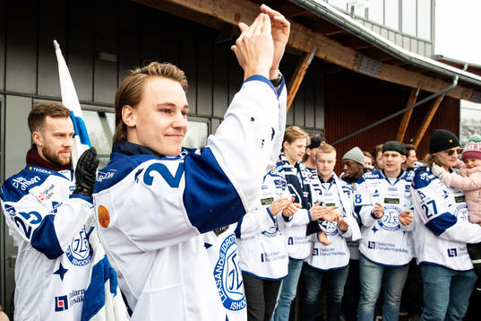 Leksands David Rundqvist  firar vid Tegera Arena dagen