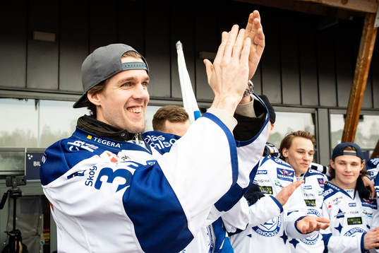 Leksands målvakt Axel Brage  firar vid Tegera Arena dagen