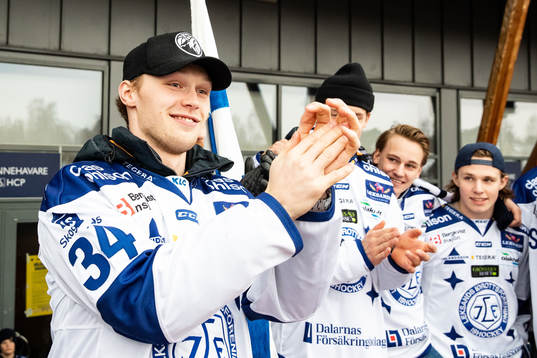 Leksands Lukas Enqvist  firar vid Tegera Arena dagen