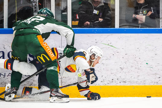 Färjestads Jesper Olofsson och Djurgårdens Bobbo Petersson