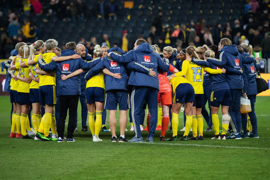 Players and staff members of team Sweden gather around