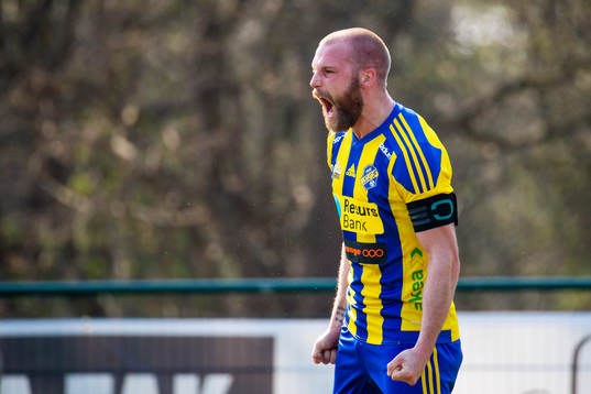 Eskilsminnes Emil Åberg jublar efter han gjort 1-0