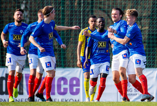 Åtvidabergs Alem Plakalo kramas om efter han gjort 1-1