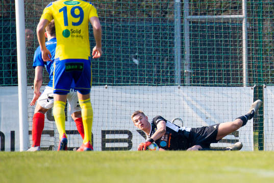 Eskilsminnes målvakt Mathias Nilsson räddar en straff