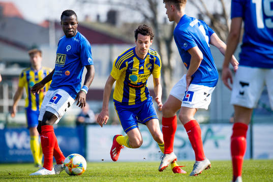 Eskilsminnes Filip Egger jagar boll från Åtvidabergs