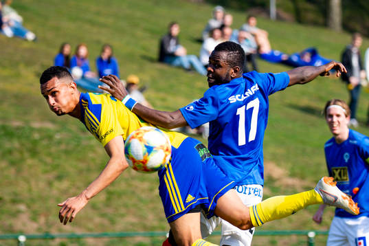 Eskilsminnes Samuel Aziz och Åtvidabergs Ishmael Koroma