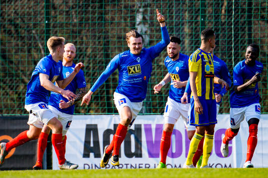 Åtvidabergs Alem Plakalo kramas om efter han gjort 1-1