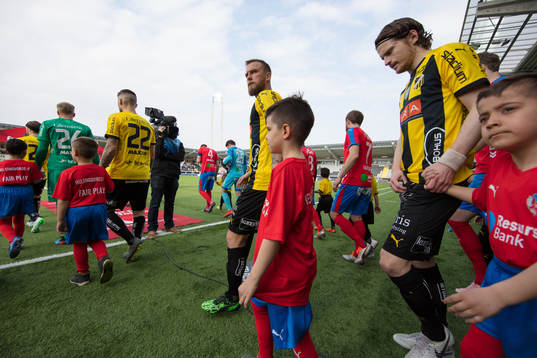 Häckens Alexander Faltsetas  och Erik Friberg på väg in till line up med maskotar i följe innan fotbollsmatchen i allsvenskan mellan Häcken och Helsingborg den 6 april 2019 i Göteborg.
