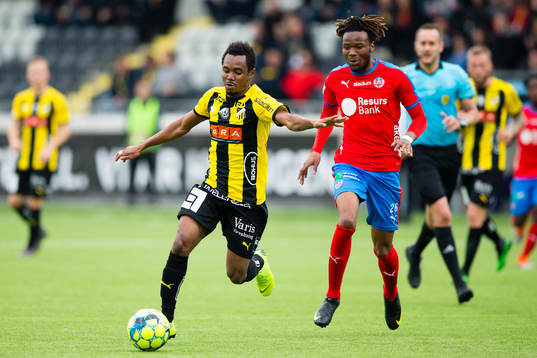 Häckens Nasiru Mohammed och Helsingborgs Kundai Benyu