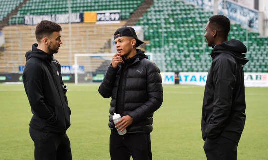 Sundsvalls Carlos Gracia och Peter Wilson pratar med Malmö