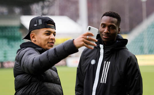 Malmö FFs Romain Gall tar en selfie med Sundsvalls Peter