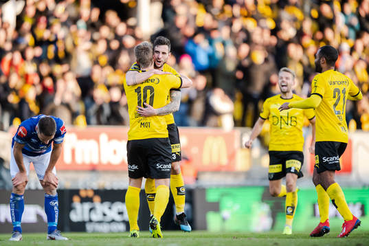 Thomas Lehne Olsen of Lillestrøm celebrates with teammates after 2-1