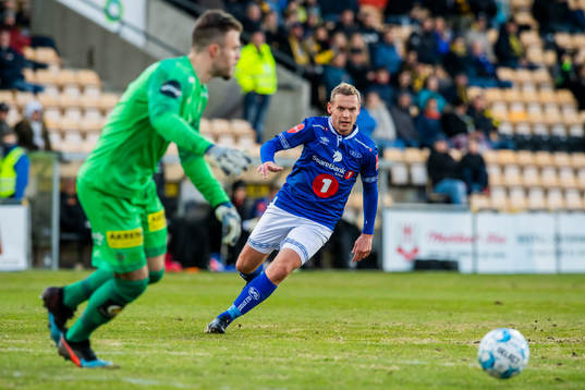 Marko Maric of Lillestrøm and Øyvind Storflor of Ranheim