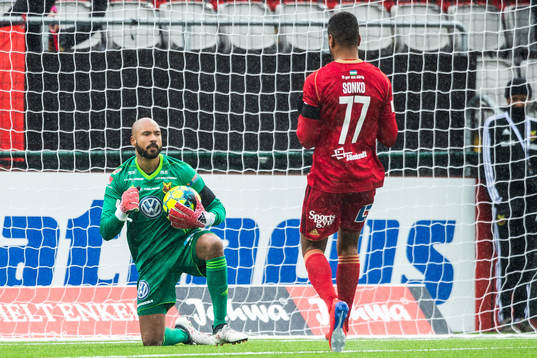 Östersunds målvakt Aly Keita jublar