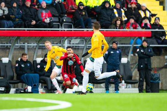 Falkenbergs Jacob Ericsson och Östersunds Hosam Aiesh i