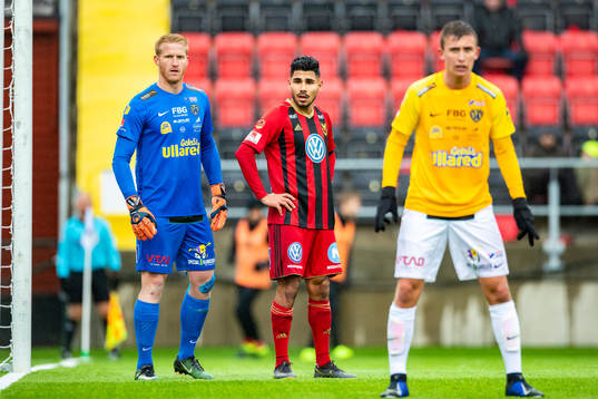 Falkenbergs målvakt Hampus Nilsson och Östersunds Hosam