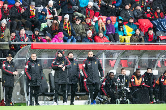 Östersunds tränare Ian Burchnall pekar på klockan mot