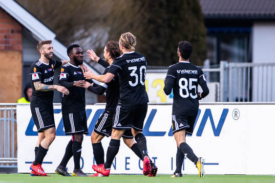 Syrianskas Lumala Abdu jublar med Andrew Michael Stadler (v), Sebastian Rajalakso, Anders Bååth och Isa Demir efter 0-1