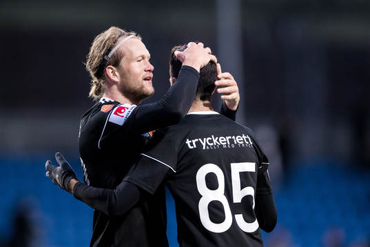 Syrianskas Anders Bååth jublar med Isa Demir