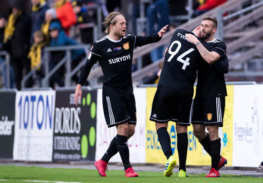 Syrianskas Andrew Michael Stadler jublar med Anders Bååth och Samjl Suljevic efter 0-3