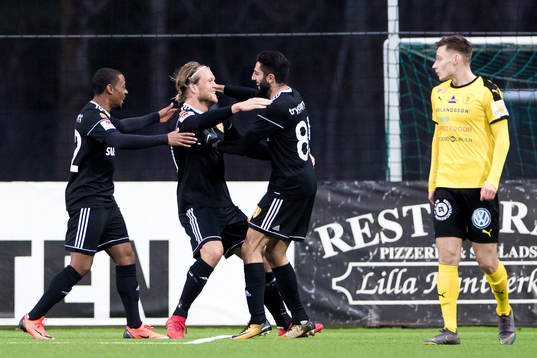Syrianskas Anders Bååth jublar med lagkamrater efter 0-2
