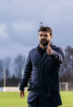 Syrianskas tränare Korosh Hatami gör tummen upp