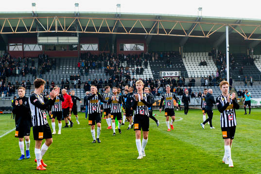 Landskronas spelare tackar publiken
