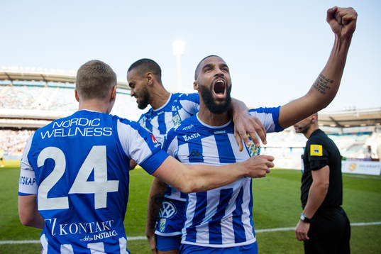 IFK Göteborgs Sebastian Ohlsson omfamnas av lagkamraterna Junes Barny och Kristopher Da Graca  efter 3-0