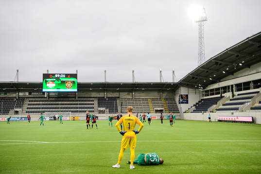 Dalkurds Malkolm Moënza har ont framför Brommapojkarnas målvakt Rasmus Emanuelsson