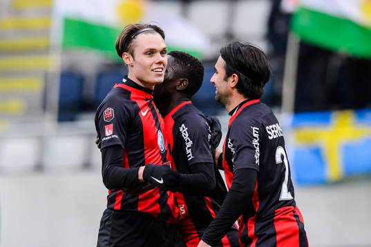 Brommapojkarnas Albin Linnér och Alexander Nilsson jublar med Eric Johana Omondi efter 0-1