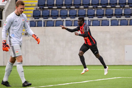 Brommapojkarnas Eric Johana Omondi jublar