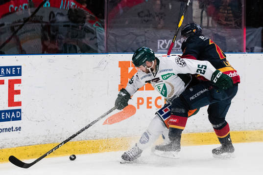 Färjestads Martin Johansson i kamp om pucken med