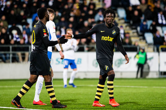 s Chinedu Ogbuke Obasi och Jack Lahne