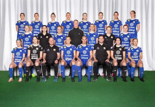  Tilda Agardius, Lisa Karlsson, Nicole Baxter, Mathilda Nilsson, Felicia Da Silva, Wilma Karlsson, Emma Nordahl, Sofia Olsson. Mittenledet från vänster: Hanna Johansson, lagledare Elin Andersson, Olivia Johansson, målvaktstränare Stefan Olander, Jenna Bengtsson, fystränare Victoria Eriksson, Linnéa Johansson. Sittande från vänster: Cassidy Benintente, Linnéa Holmberg, assisterande tränare Tomas Nilsson, Mikaela Almgren, Frida Mattsson, huvudtränare Jens Wedeborg, Hanna Andersson, Lova Hansson.